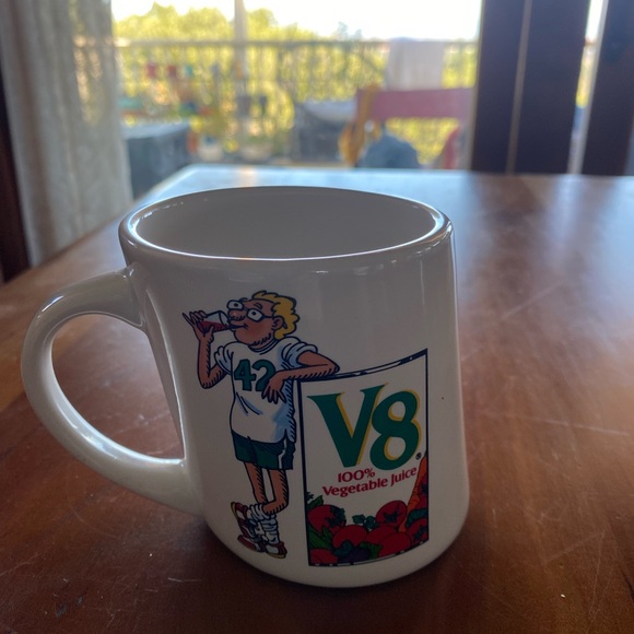 Mug-tilted V8 - Picture 1 of 4